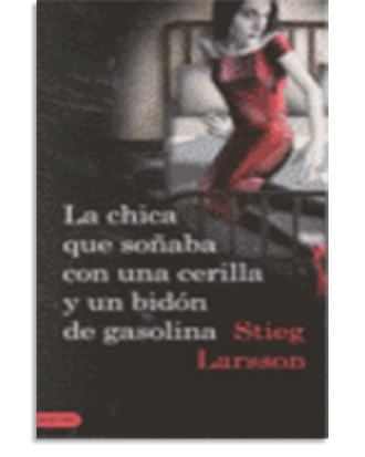 PORTADA DEL LIBRO LA CHICA QUE SOÑABA CON UNA CERILLA Y UN BIDÓN DE GASOLINA (SERIE MILLENNIUM 2) DE Stieg Larsson